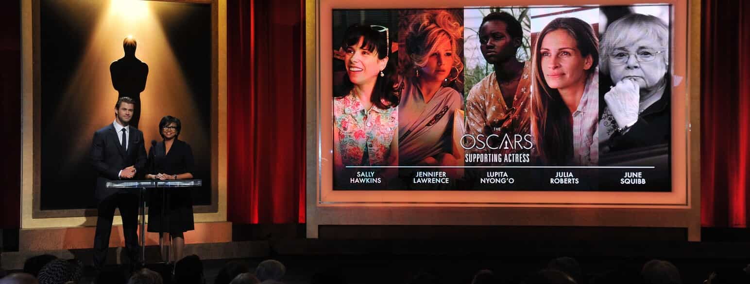 Skuespilleren Chris Hemsworth and præsidenten for Academy of Motion Picture Arts and Sciences Cheryl Boone Isaacs annoncerer de nominerede til bedste kvindelige birolle 16. januar 2014. Prisen endte med at blive tildelt Lupita Nyong'o