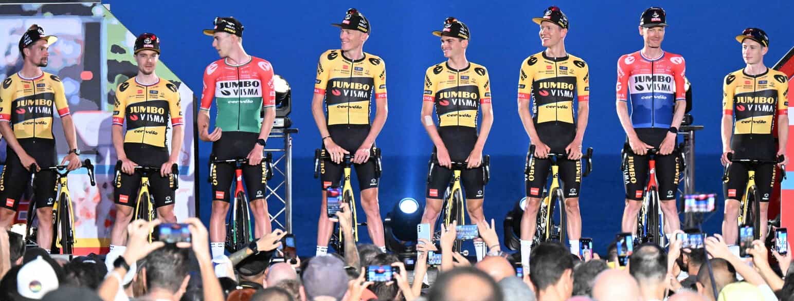 Jumbo-Visma-holdet under den officielle holdpræsentation den 24. august 2023 op til Vuelta a España 2023. Danske Jonas Vingegaard ses yderst til højre