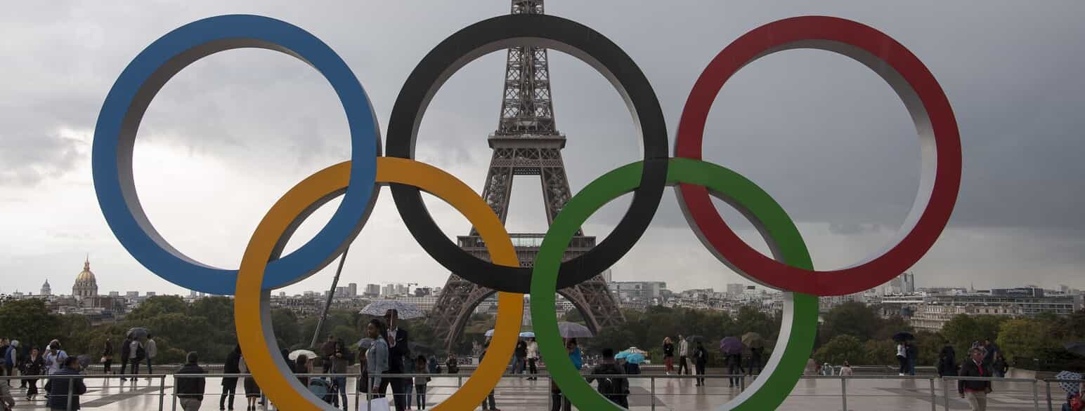 Sommer-OL 2024 bliver afholdt i Paris. Her ses de olympiske ringe med Eiffeltårnet i baggrunden. Foto fra 2017