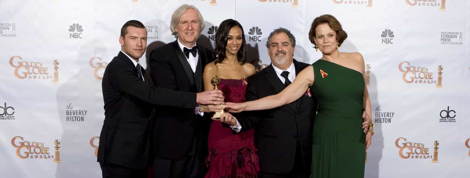 "Avatar" vandt i 2010 prisen for bedste film, drama, ved Golden Globe. Her ses instruktøren James Cameron (2. t.v.) sammen med bl.a. produceren Jon Landau (4. t.v.) og  skuespiller Sigourney Weaver (yderst t.h.)