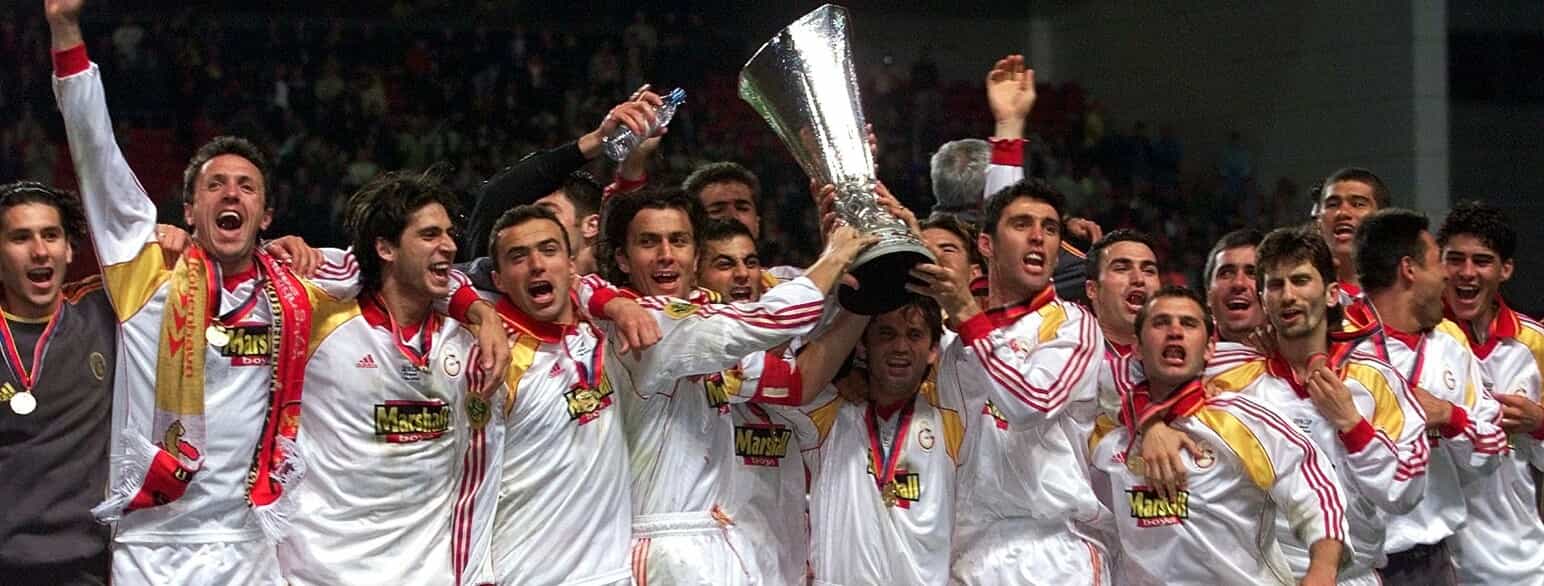 Galatasaray fejrer sejren i UEFA Cuppen i 2000