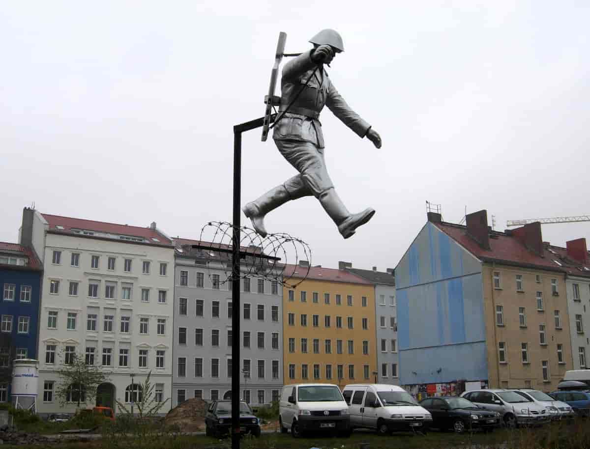 Statue over Conrad Schumann, Mauerpark Berlin