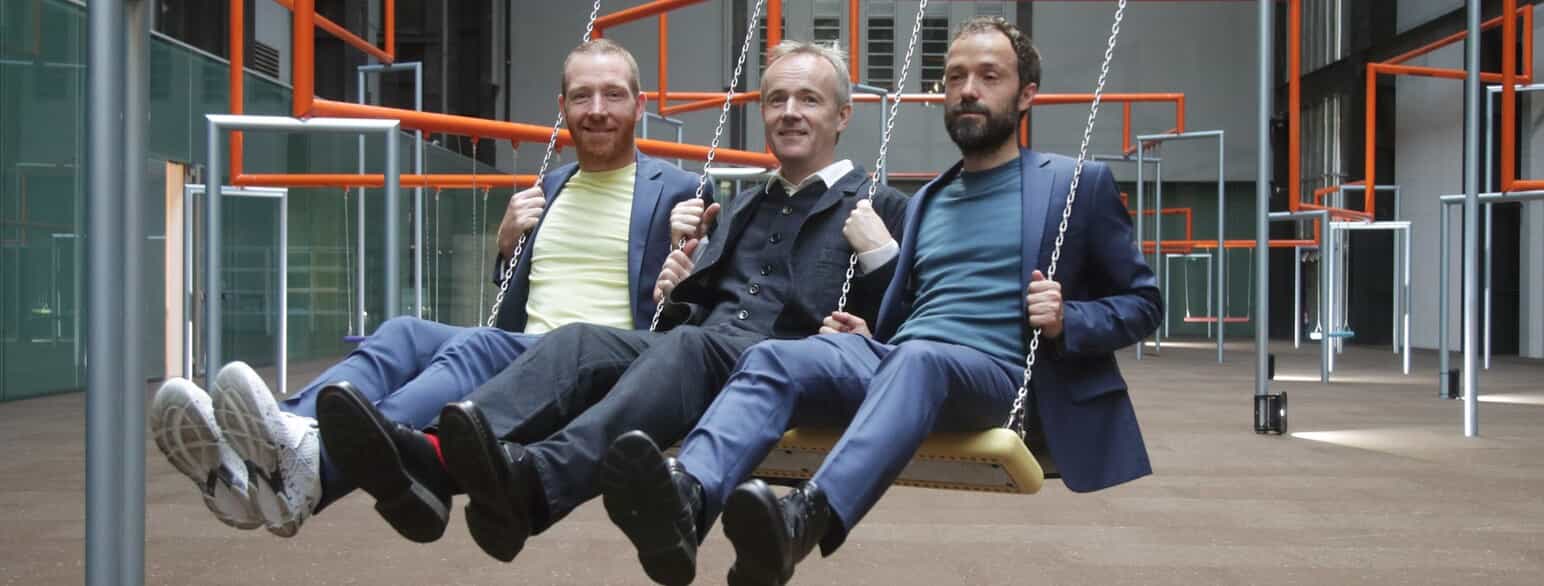 Superflex gynger i deres installation "One Two Three Swing!" på Tate Modern i 2017. Fra venstre Jakob Fenger, Rasmus Nielsen og Bjørnstjerne Reuter Christiansen 