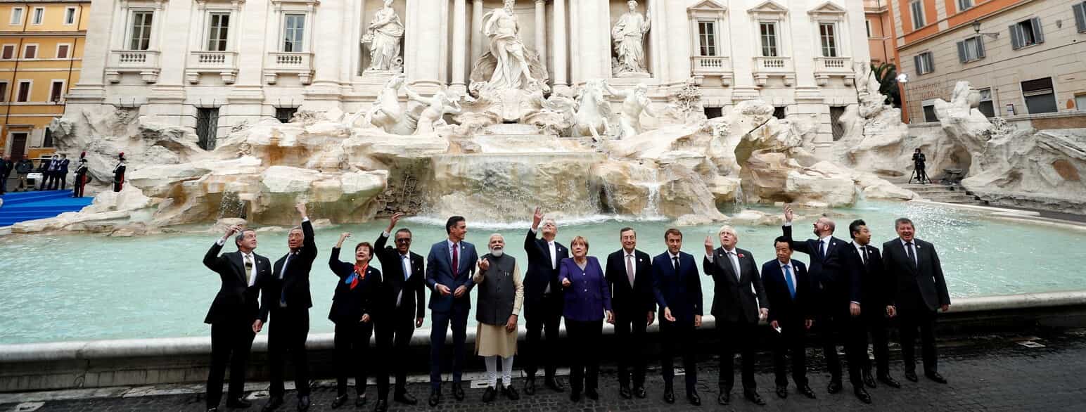 G20-ledere kaster mønter i Trevifontænen i Rom under topmødet i oktober 2021.