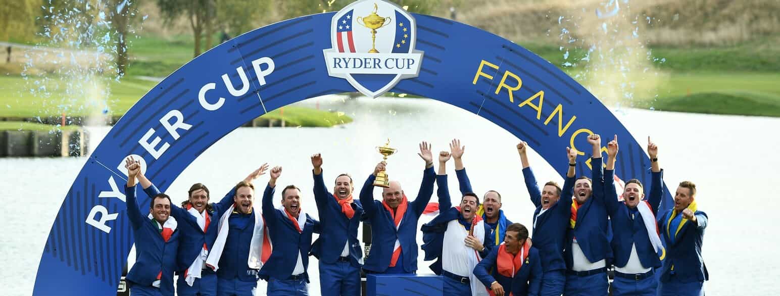 Det europæiske hold med kaptajnen Thomas Bjørn i midten fejrer sejren i Ryder Cup i 2018