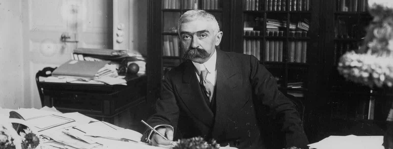 Pierre de Coubertin ved skrivebordet. Foto uden år