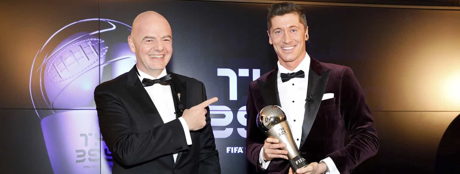 Robert Lewandowski (th.) modtager prisen som Årets Spiller 2020 af FIFA-præsident Gianni Infantino