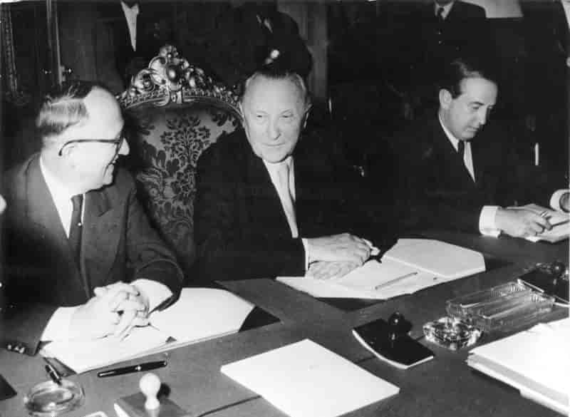 Walter Halstein t.v. og Konrad Adenauer i midten til NATO-konference i 1954.