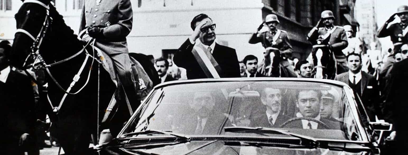 Præsident Salvador Allende kører igennem Chiles hovedstad i 1972, året før Augusto Pinochets militærkup. 