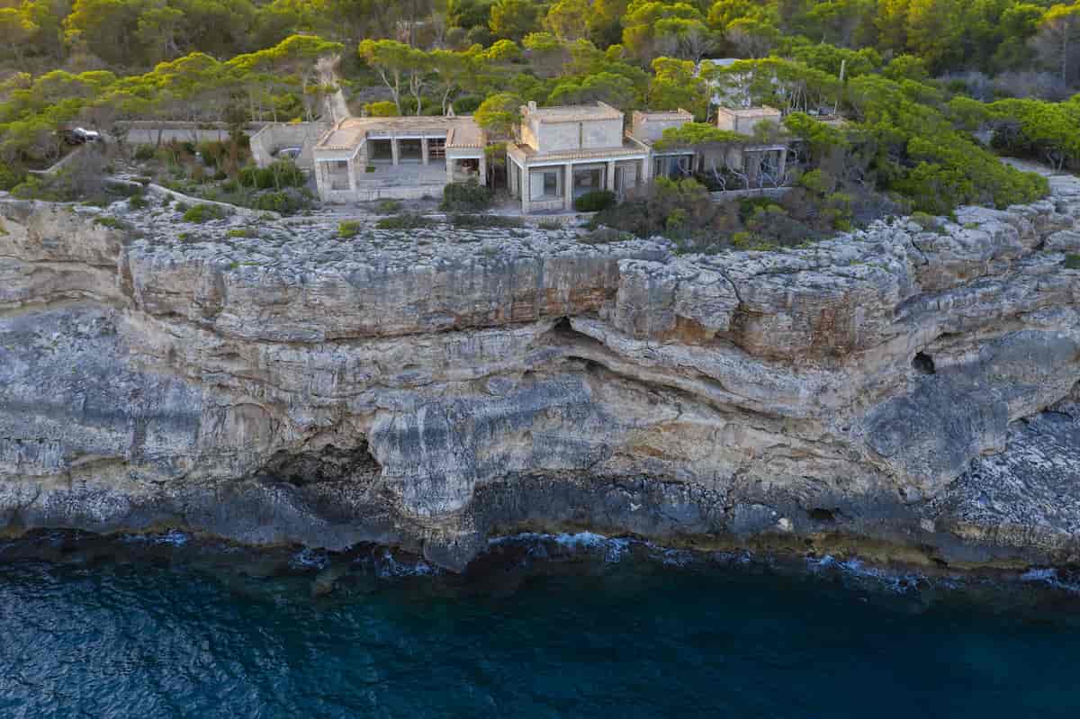 Huset Can Lis ligger på en klippe oven for havet.