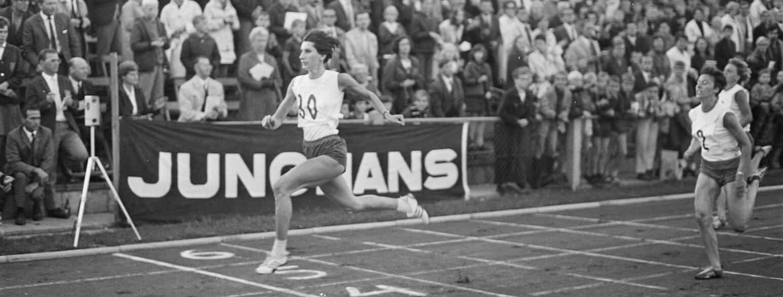 Irena Szewińska løber først over målstregen ved et løb i 1968