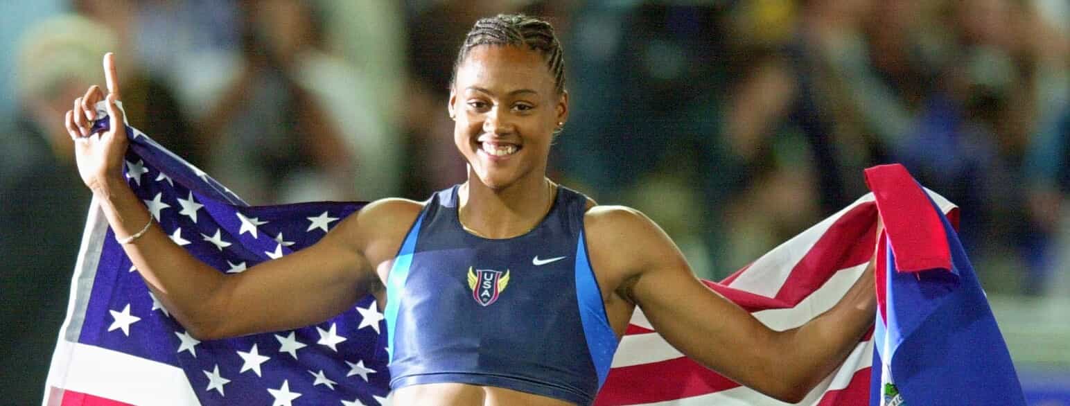 Marion Jones med det amerikanske flag efter at have vundet gold på 200 m ved OL i Sydney i 2000
