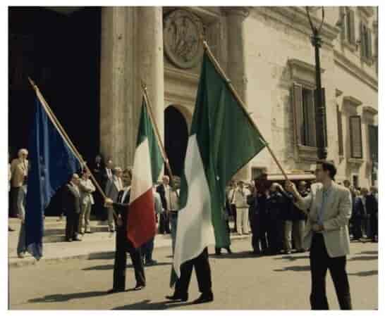Altiero Spinellis begravelse i Rom i 1986. EU-flaget, det italienske flag og den europæiske føderalistiske bevægelses flag side om side.  