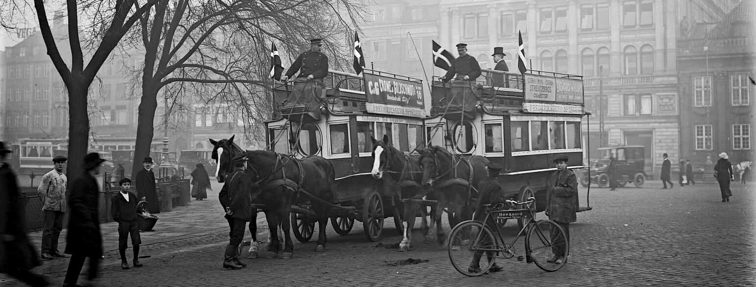 Frederiksbergs Sporvejsselskabs hesteomnibusser på Kgs. Nytorv i København den 5. november 1913; den dag, da hesteomnibusserne blev inddraget.