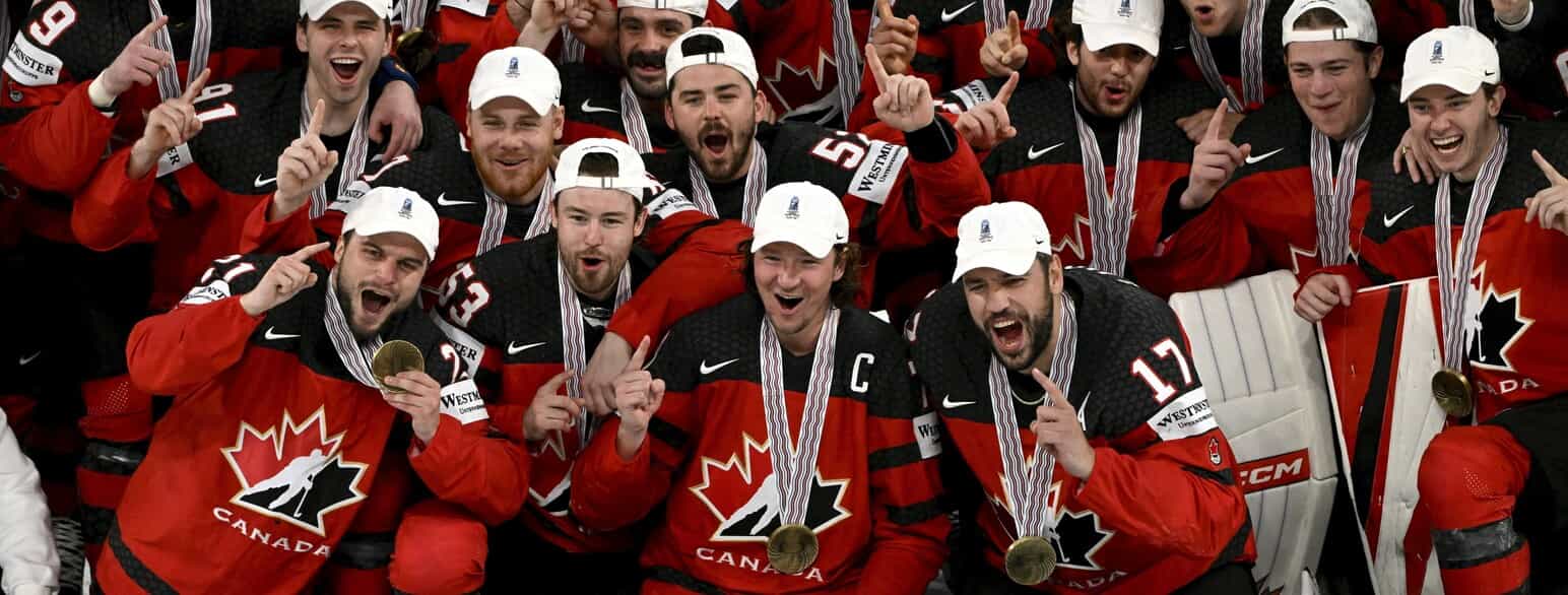 Det canadiske landshold jubler efter at have vundet VM i ishockey i 2023, hvor de slog Tyskland 5-2 i finalen