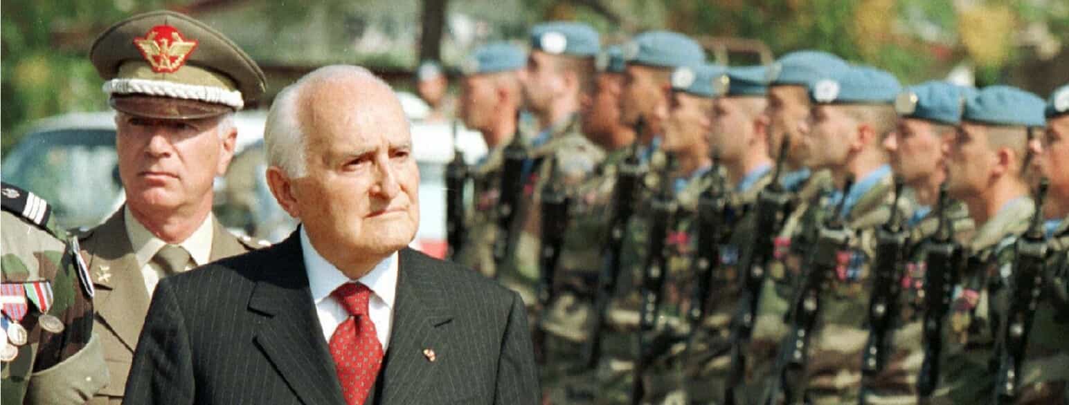 Oscar Luigi Scalfaro besøger som italiensk præsident den internationale FN-styrke i Libanon (UNIFIL) den 7. november 1997.
