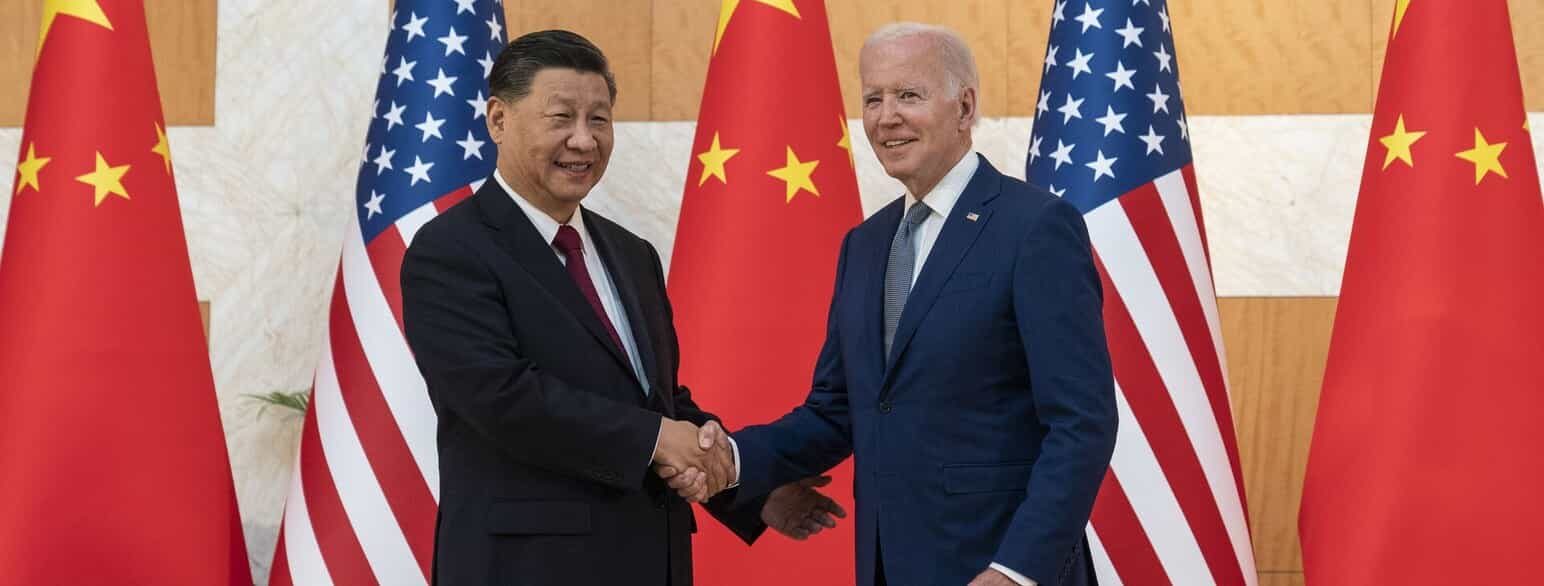 Præsidenterne for de to supermagter Kina og USA, hhv. Xi Jinping og Joe Biden, giver hånd i forbindelse med G20-topmødet i 2022.