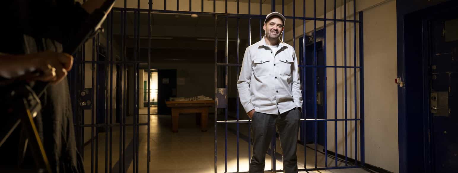 David Dencik fotograferet i 2023 i Vridsløse Statsfængsel i forbindelse med sin rolle som fængselsbetjenten Henrik i tv-serien "Huset"