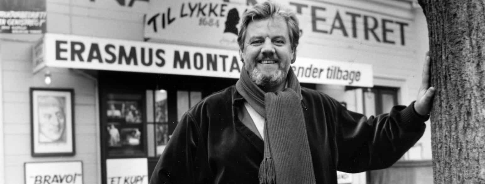 Morten Grunwald fotograferet foran Betty Nansen Teatret, hvor han var direktør 1980-1992. Her er han fotograferet i 1984