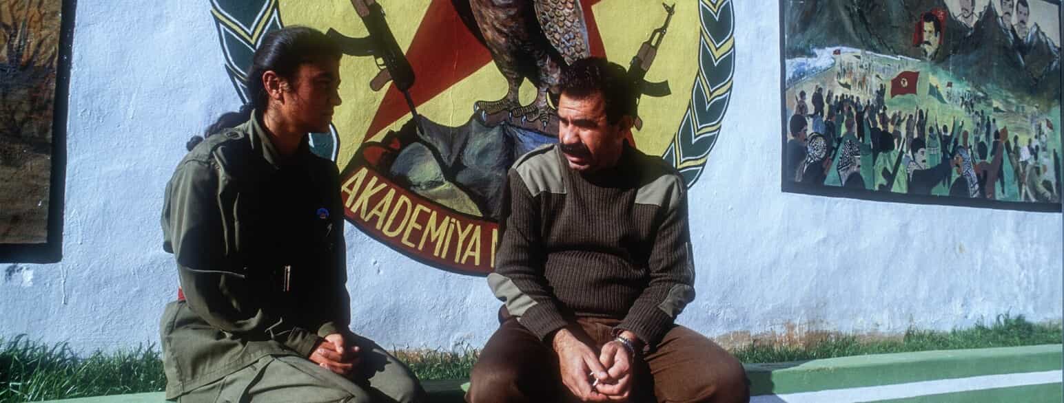 PKK's stifter Abdullah Öcalan og en soldat i en militær træningslejr i Libanon, fotograferet i 1991.