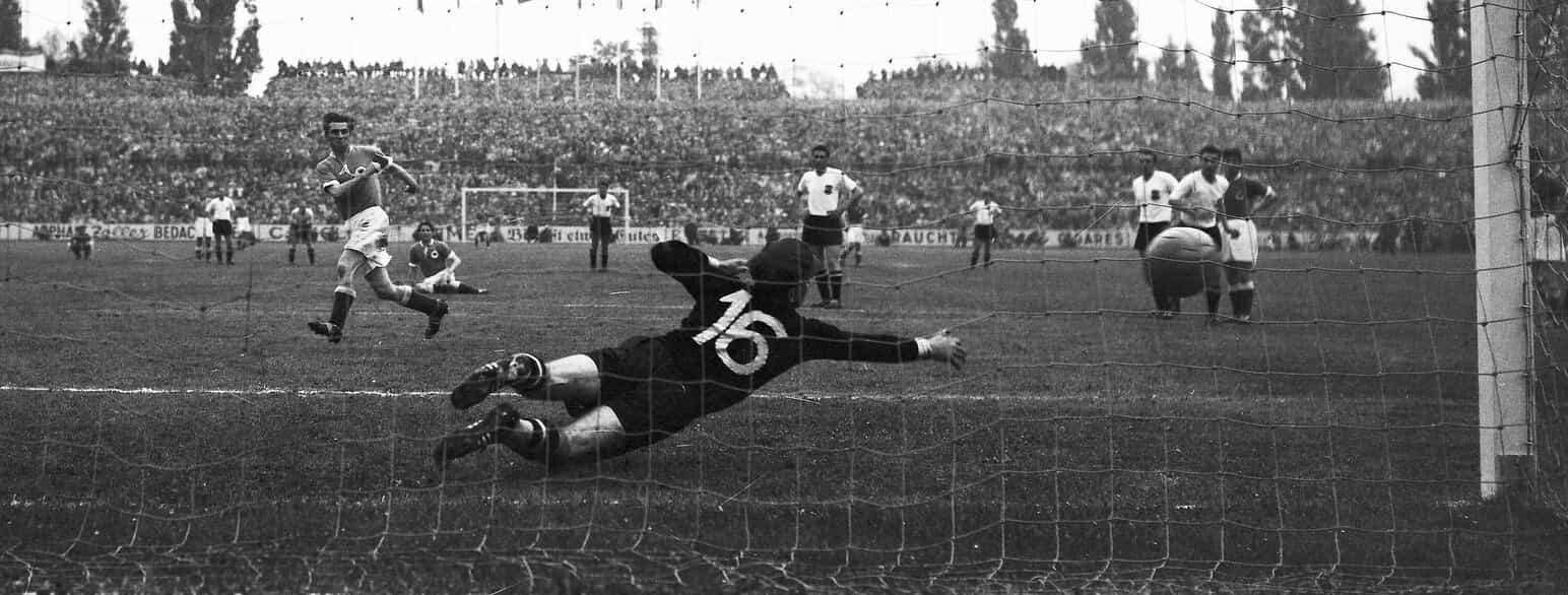 Fritz Walter scorer på straffespark i Vesttysklands 6-1-sejr over Østrig i semifinalen ved VM i 1954
