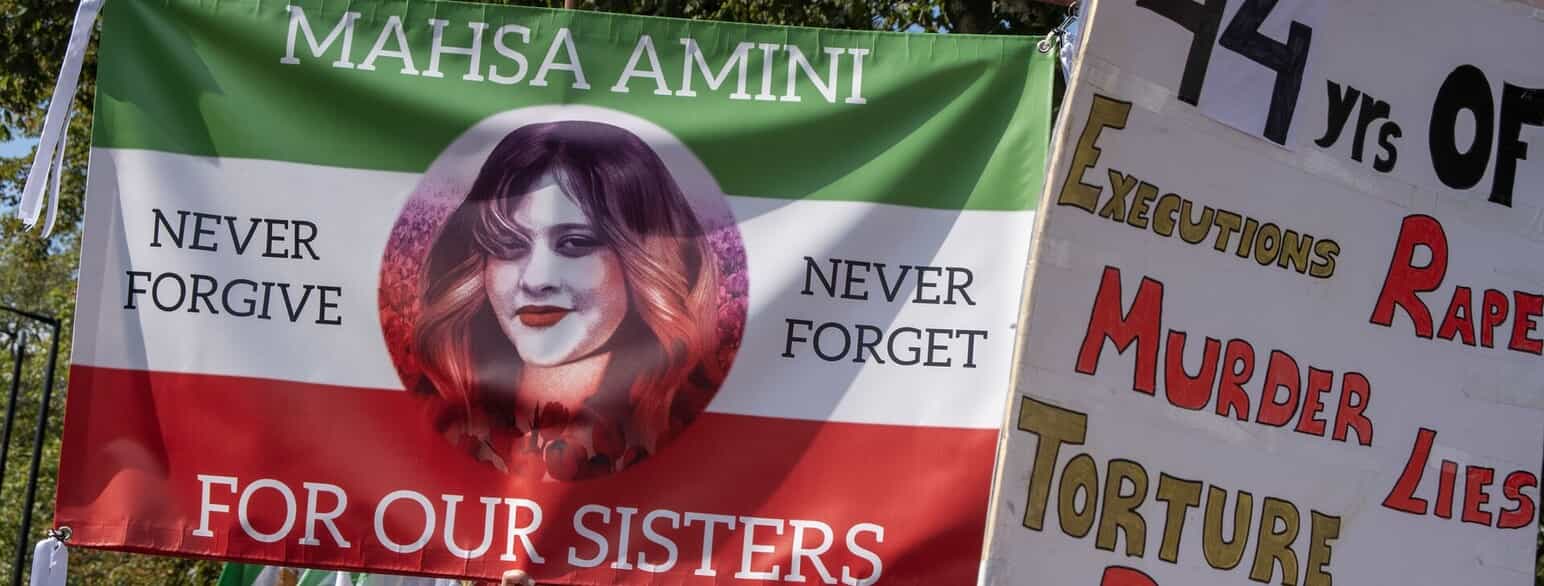 Bannere under en demonstration foran Irans ambassade i London på årsdagen for Mahsâ Aminis død. 