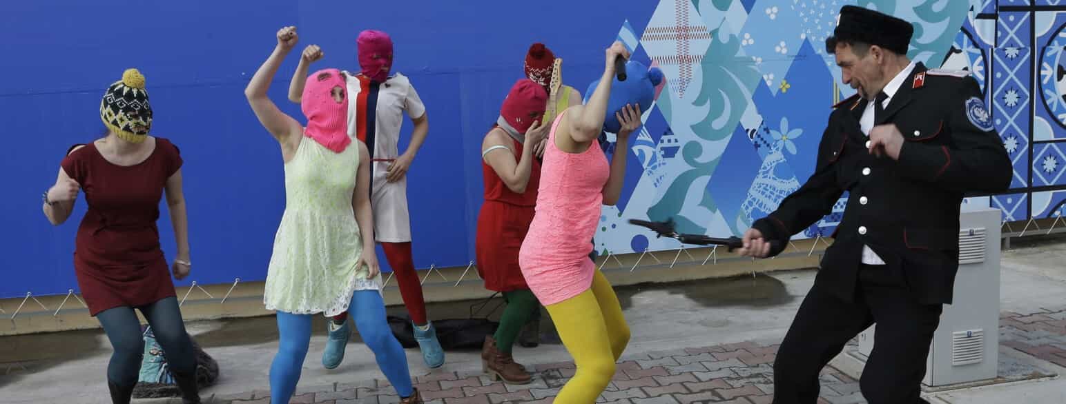 Under en Pussy Riot-aktion i forbindelse med Vinter-OL i Sotji, Rusland, blev gruppen angrebet af kosakiske sikkerhedsvagter