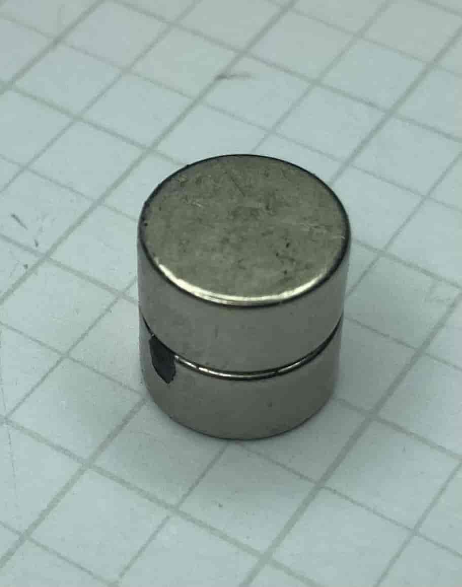 Nd-magneter: Ternene på papiret er 5mm på hver led. Magneterne er indkapslet i nikkel. Det er ikke let at få disse magneter fra hinanden!