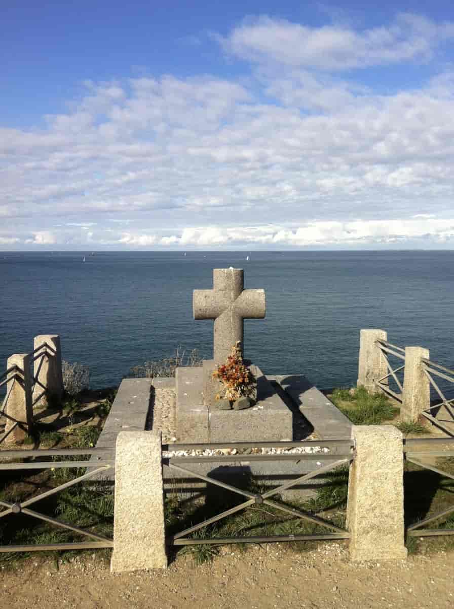 Chateaubriands grav på den lille ø Grand-Bé ud for Saint-Malo. Det var fra denne by, han sejlede ud på sin store Amerikarejse i 1791.