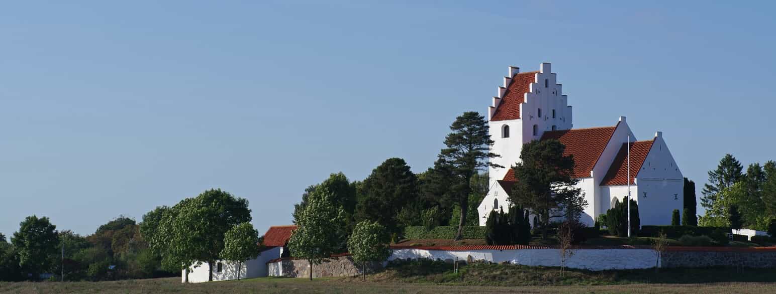 Rislev Kirke set fra Rislevvej