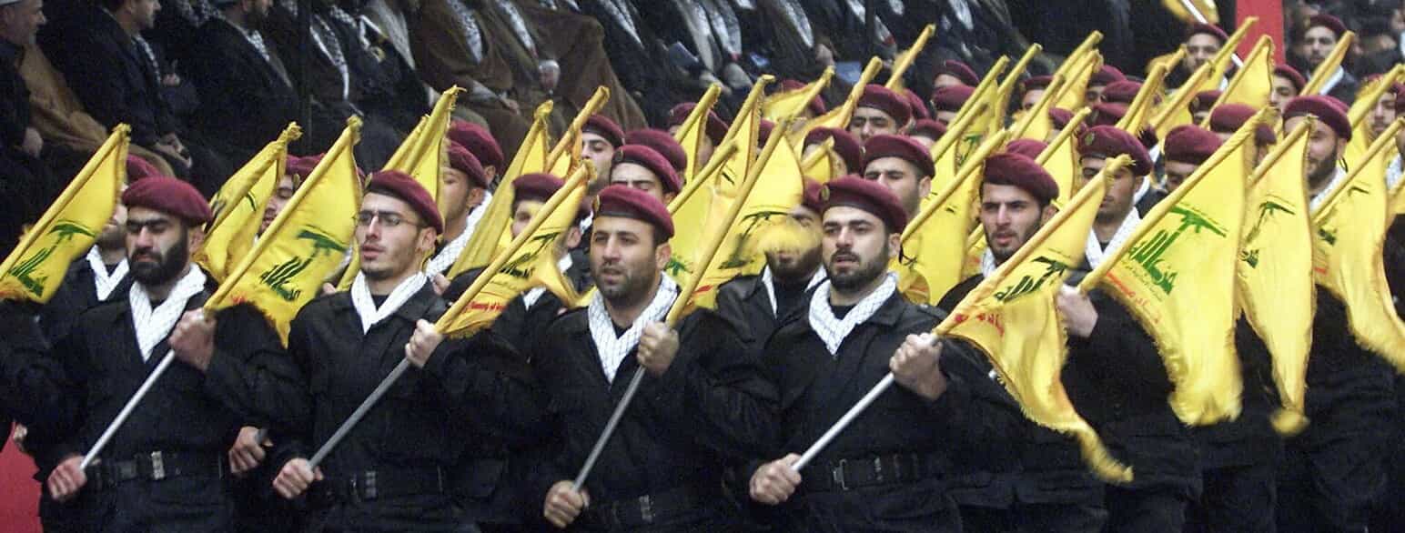 Medlemmer af Hizbollah marcherer i den libanesiske by Nabatiyeh i 2002.
