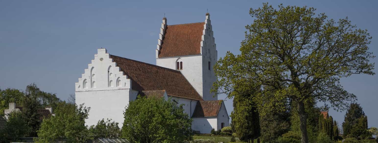 Øster Egesborg Kirke er delvist fra 1200-tallet med senere udvidelser mod vest og øst. Tårnet er tværstillet og har gavle mod nord og syd.