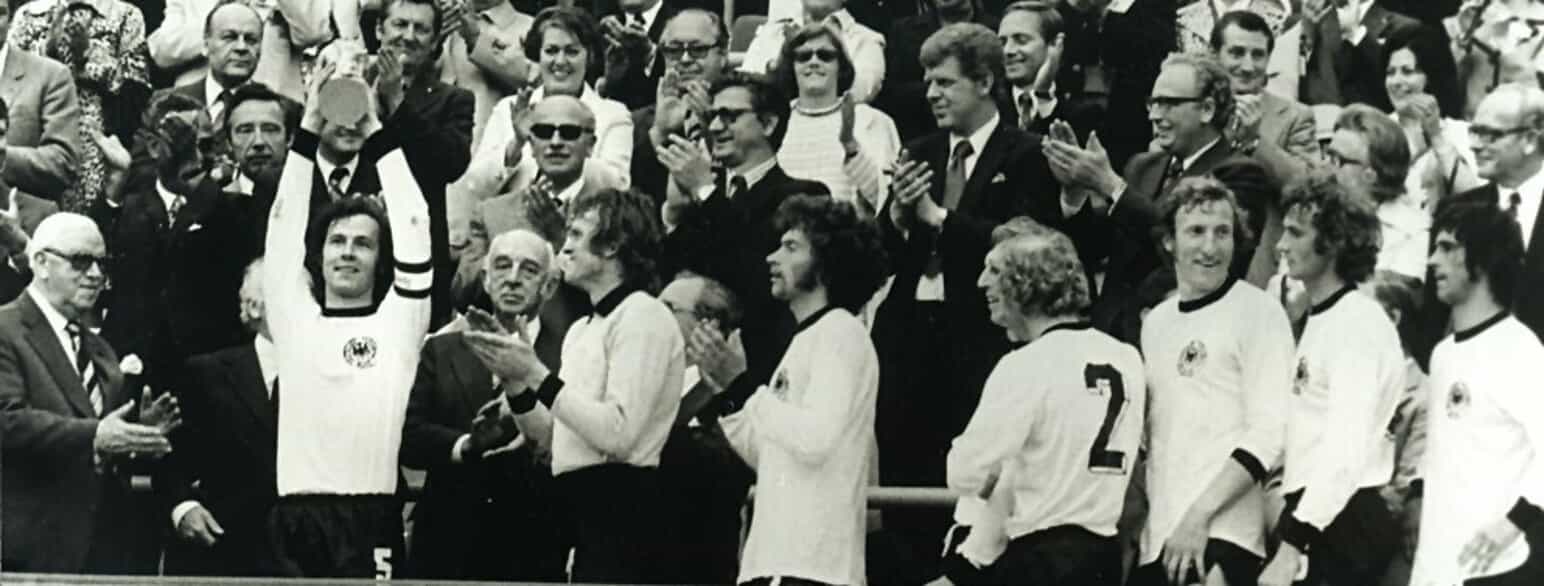 Franz Beckenbauer (tv.) med VM-pokalen i 1974