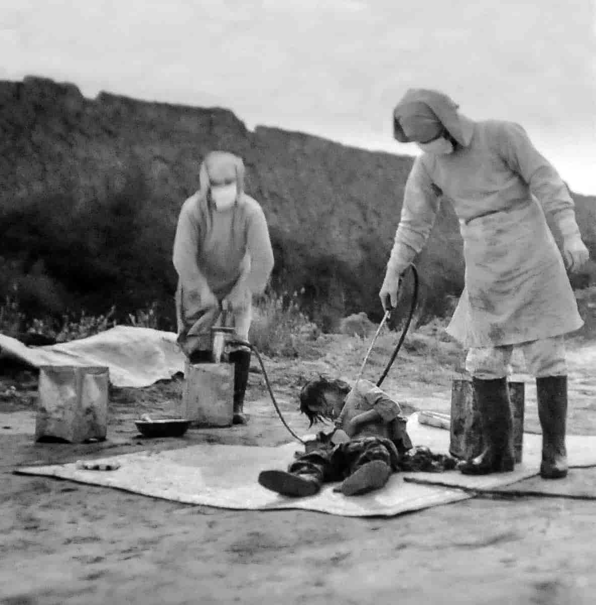 Japanske soldater udfører eksperiment på en fange i det nordøstlige Kina (1937-1945).