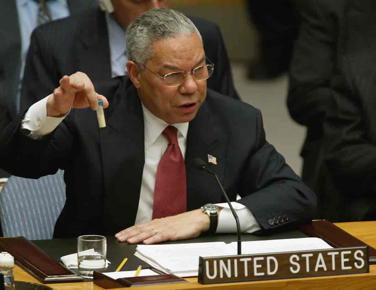 USA's udenrigsminister Colin Powell viser en ampul med anthrax-simulant  i Sikkerhedsrådet i FN den 5. februar 2003 for at fortælle om biologiske våbens enorme ødelæggelsespotentiale.