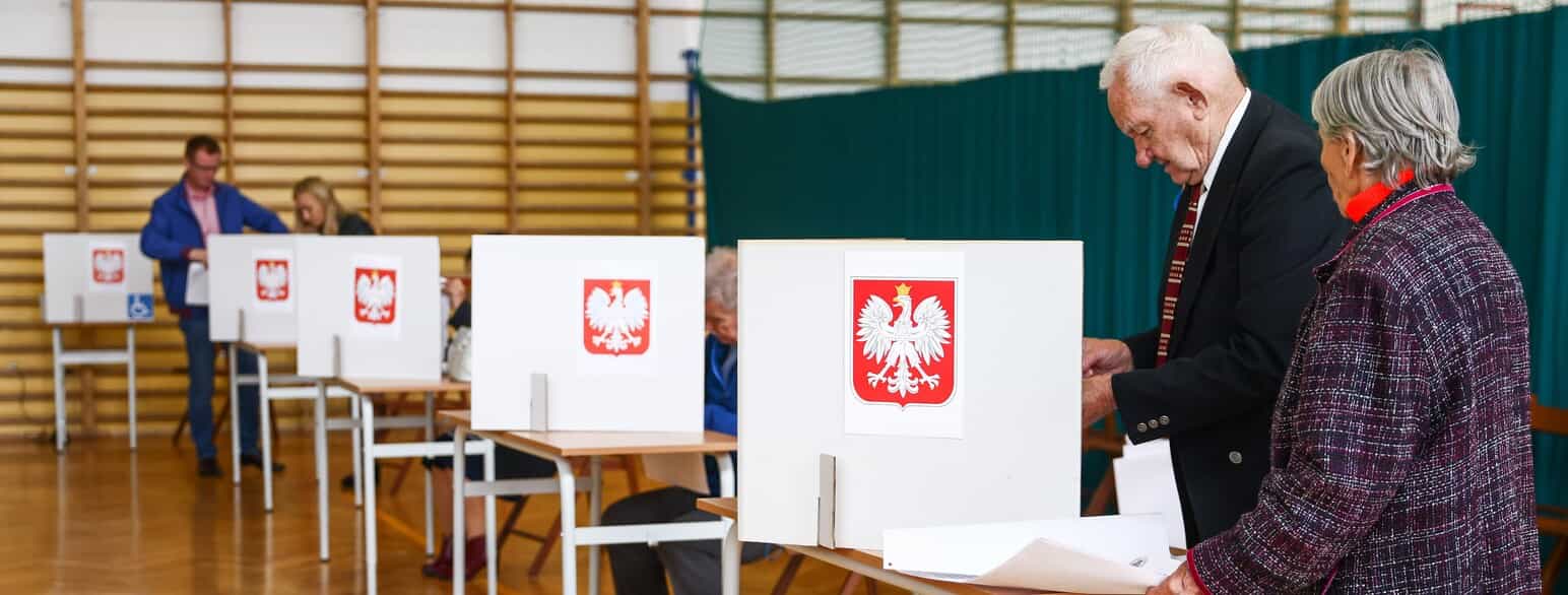 Polske vælgere ved stemmeurnerne i Kraków ved parlamentsvalget den 15. oktober 2023.