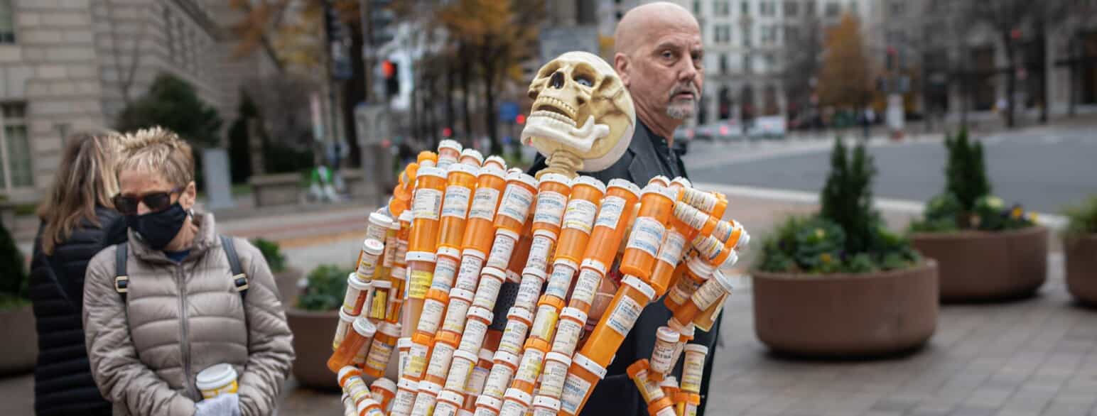 Aktivist forsøger at rejse opmærksomhed på opioidafhængighed med skulpturen "Pill Man", Washington DC, 2021