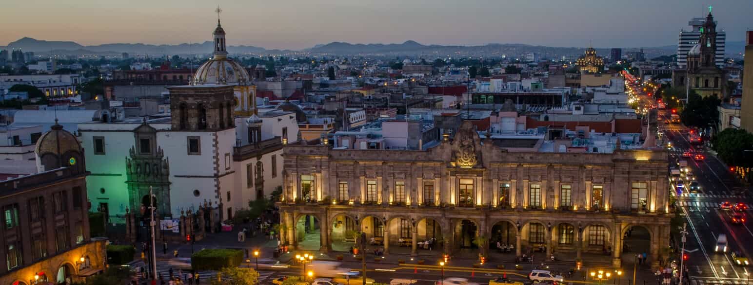 Udsigt over Palacio Municipal i Guadalajara samt kuplen på Templo de Nuestra Señora de la Merced