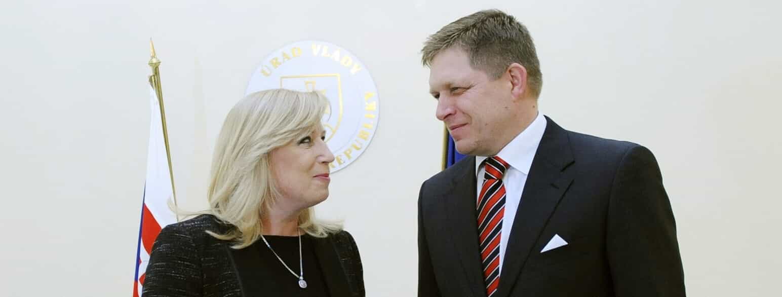 Slovakiets afgående premierminister Iveta Radičová overdrager posten til Robert Fico på regeringskontoret i Bratislava den 4. april 2012. Fico blev dermed premierminister for anden gang; han har i 2023 indledt sin tredje regeringsperiode.