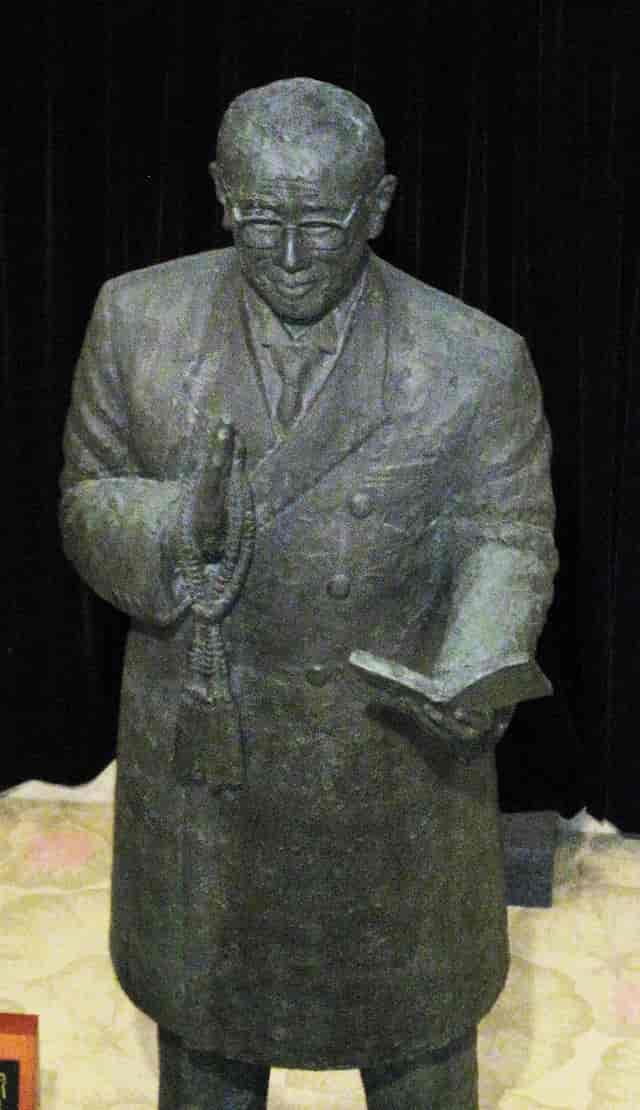 Statue af Nikkyo Niwano