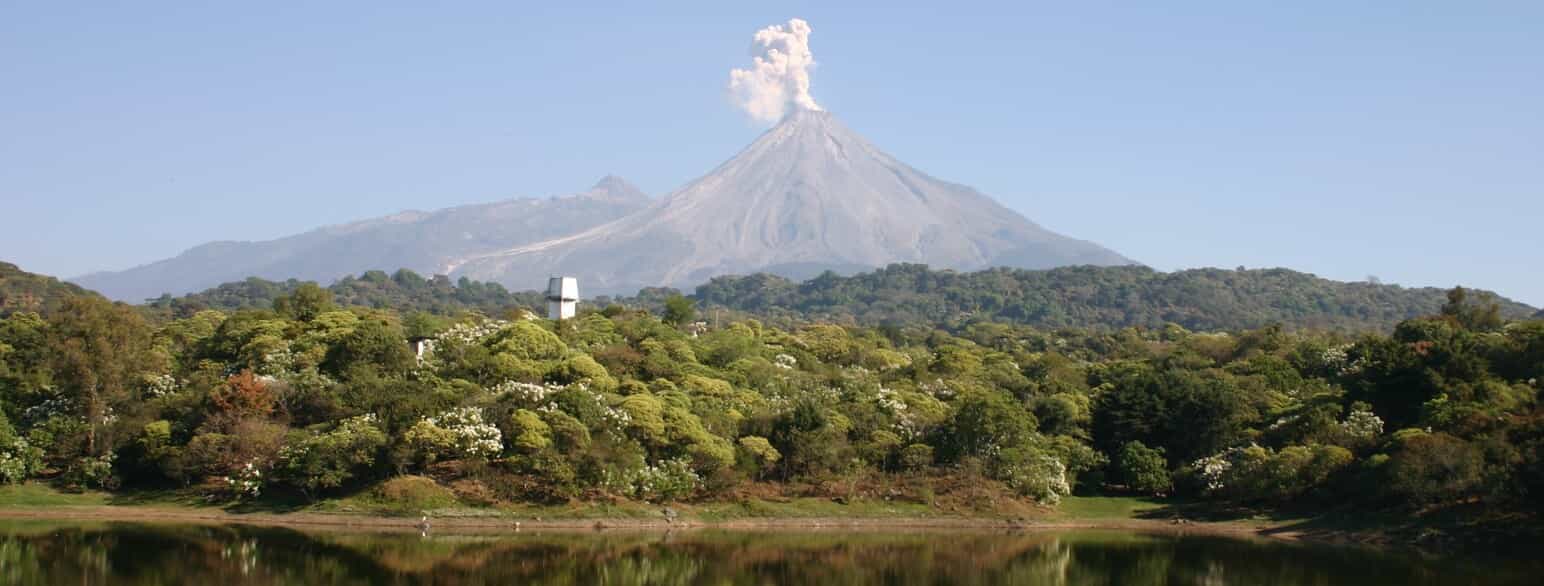 Den 3.820 m høje Volcán de Colima er en af Mexicos mest aktive vulkaner. I baggrunden skimtes den 4.271 m høje Nevado de Colima