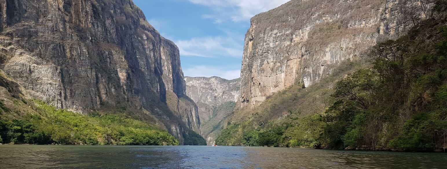 Cañón del Sumidero er en dyb kløft, som gennemløbes af floden Grijalva. Kløften ligger lige nord for Chiapa de Corzo