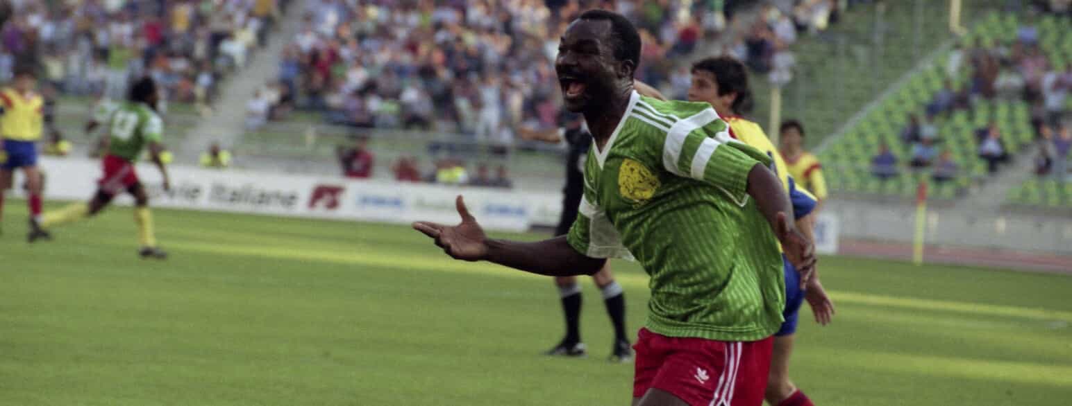 Roger Milla jubler over sit andet mål i kampen mellem Cameroun og Rumænien ved VM i 1990