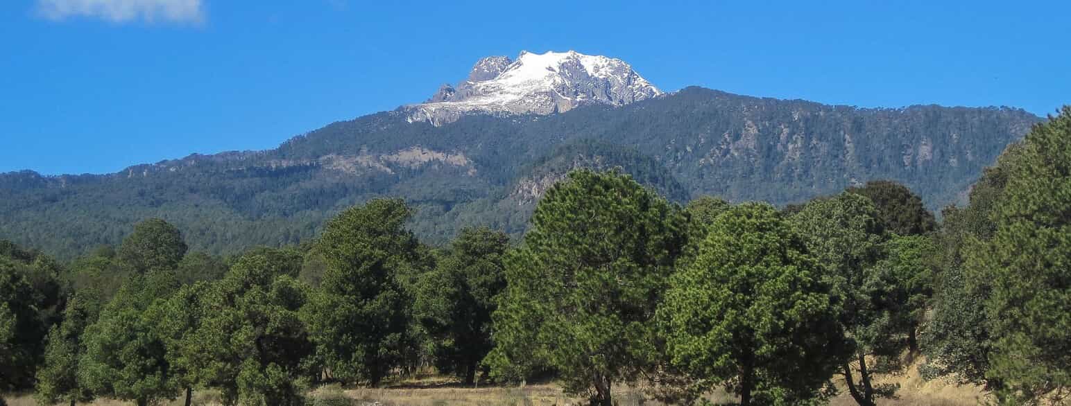 La Malinche (Matlacuéyetl) er en 4.461 m høj vulkan på tværs af grænsen mellem Tlaxcala og Puebla. Den er det højeste punkt i Tlaxcala