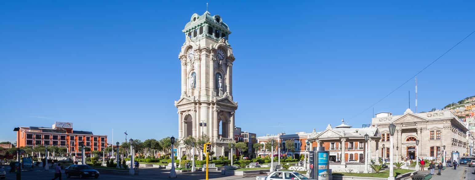 Klokketårnet står på Plaza Independencia i Pachucas centrum. Det er 40 meter højt og blev opført 1904-1910