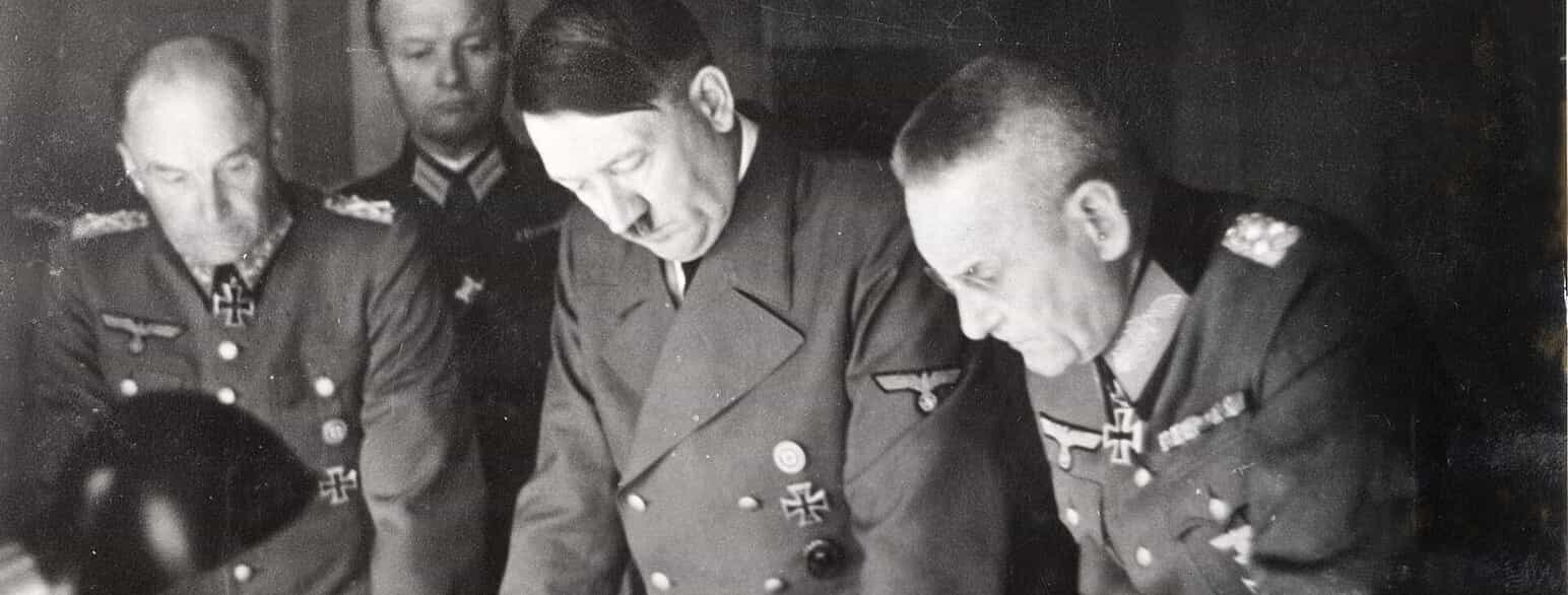 Operativ briefing i august 1941 under felttoget mod Øst. Til højre for Adolf Hitler står Franz Halder. På venstre side er det Walther von Brauchitsch.