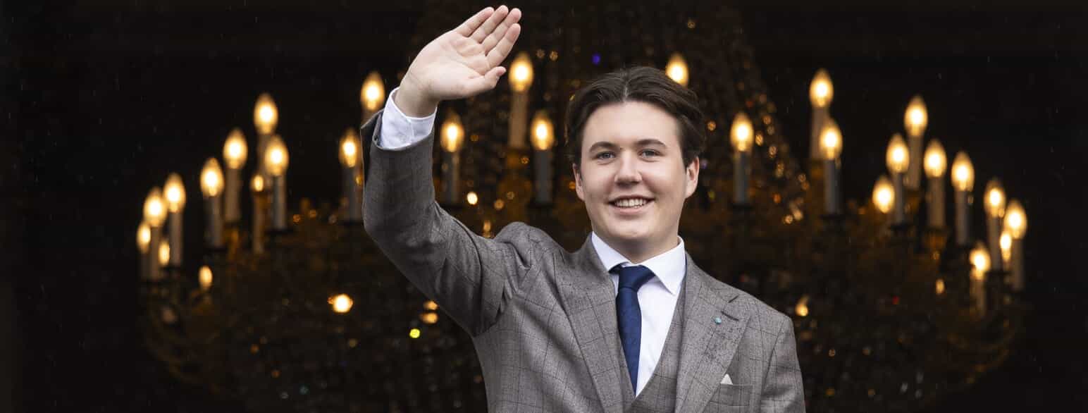 Prins Christian vinker fra balkonen på Frederik VIII’s Palæ i anledning af sin 18-års fødselsdag, 2023