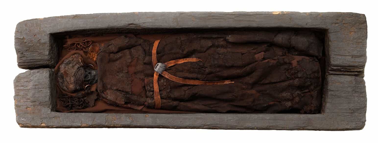 Skrydstrupkvindens grav, en egekistegrav med liget af en ung kvinde på 17–18 år.