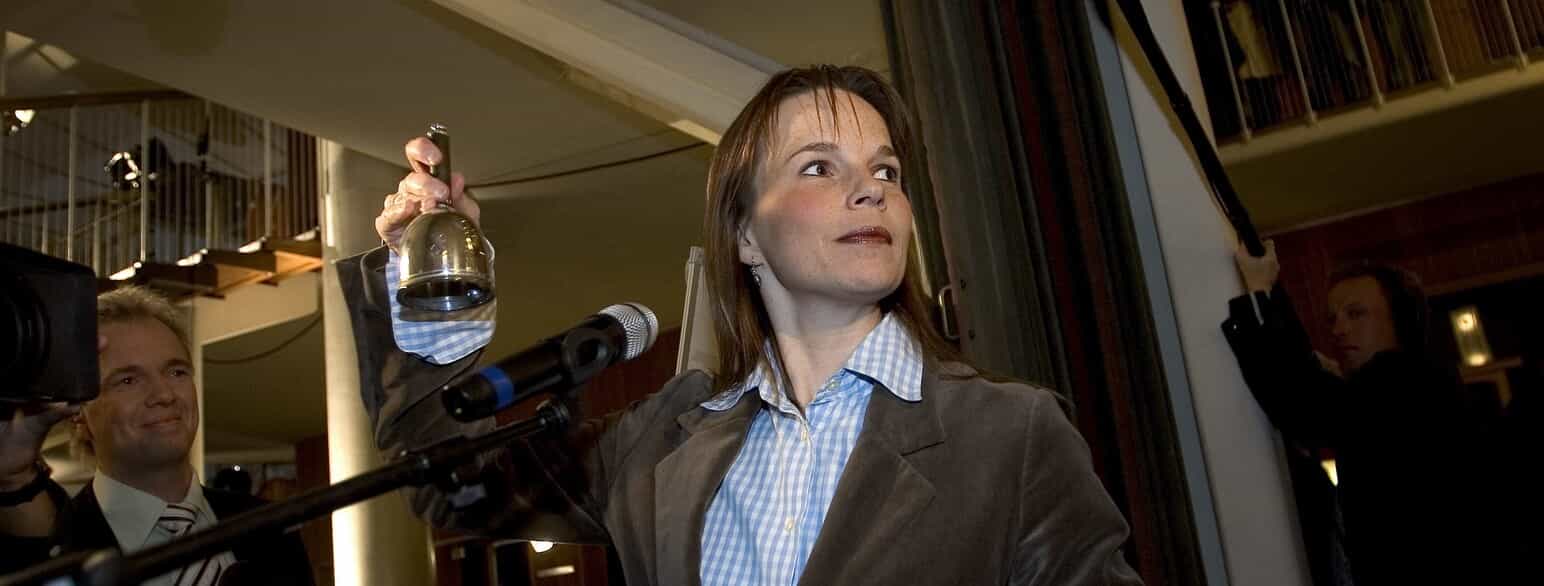Louise Gade ringer som borgmester valgdagen ud på Aarhus Rådhus ved kommunal- og regionsrådsvalget den 15. november 2005.