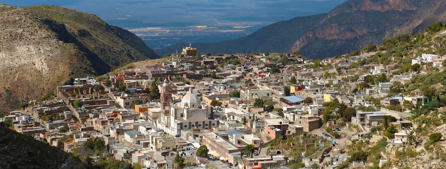 Udsigt over den engang blomstrende sølvmineby Real de Catorce i det nordlige San Luis Potosí